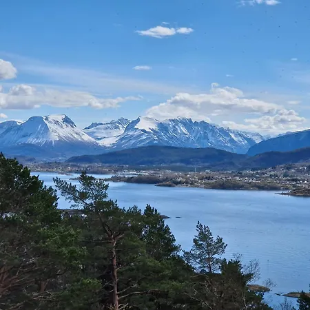 Cozy Retreat In The Heart Of Homestay Alesund